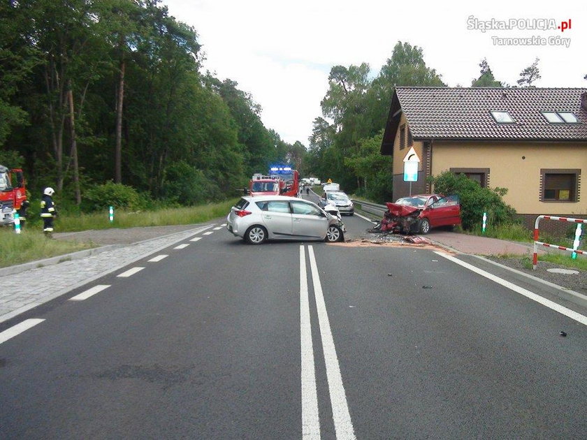 Czołowe zderzenie toyot - zdjęcia