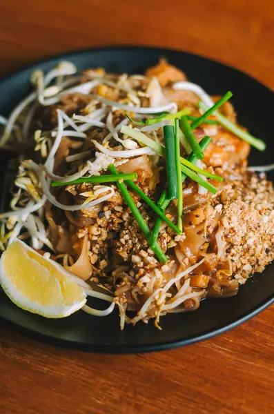 Pad thai to idealny comfort food, który sprawdzi się zarówno w zimowe wieczory, jak i podczas letniego lunchu / Unsplash