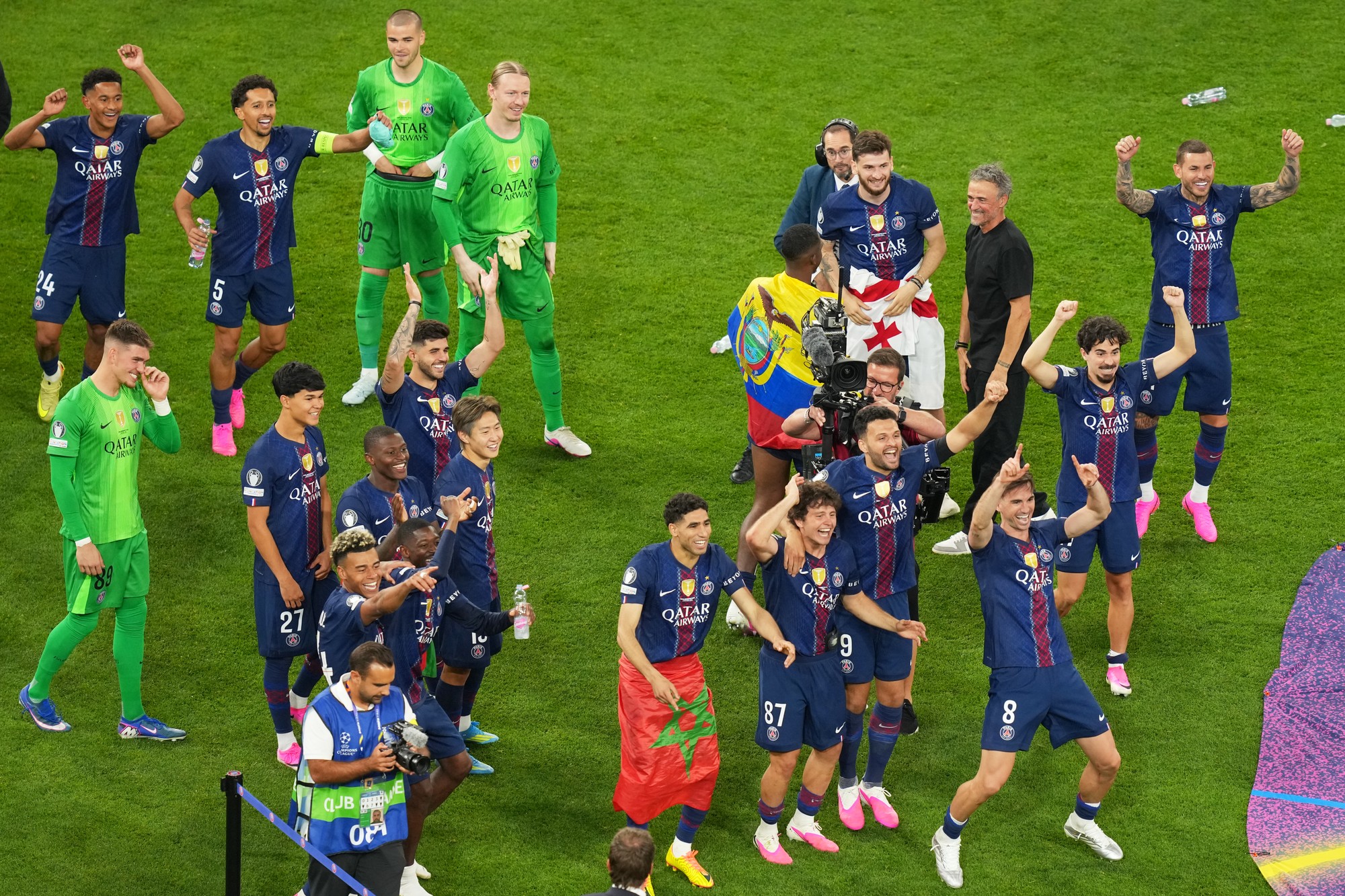 Futbalisti PSG oslavujú výhru vo finále Ligy majstrov. 