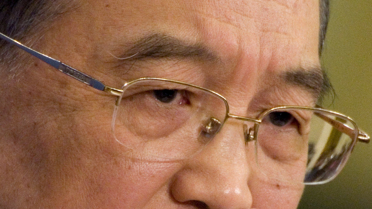 Premier Chin Wen Jiabao stanowczo odrzucił w środę w Brukseli presję Unii Europejskiej na rewaluację, czyli podwyższenie wartości juana, ostrzegając przed wywołaniem w Chinach niepokojów społecznych groźnych dla światowej gospodarki.