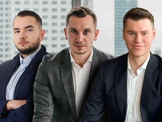 Od lewej: Grzegorz Misztal, CEO ConsoleWay, Tomasz Kolbusz, dyrektor sprzedaży i marketingu w IBI Investment House Polska oraz Mateusz Masiak, CEO i współzałożyciel Envirly