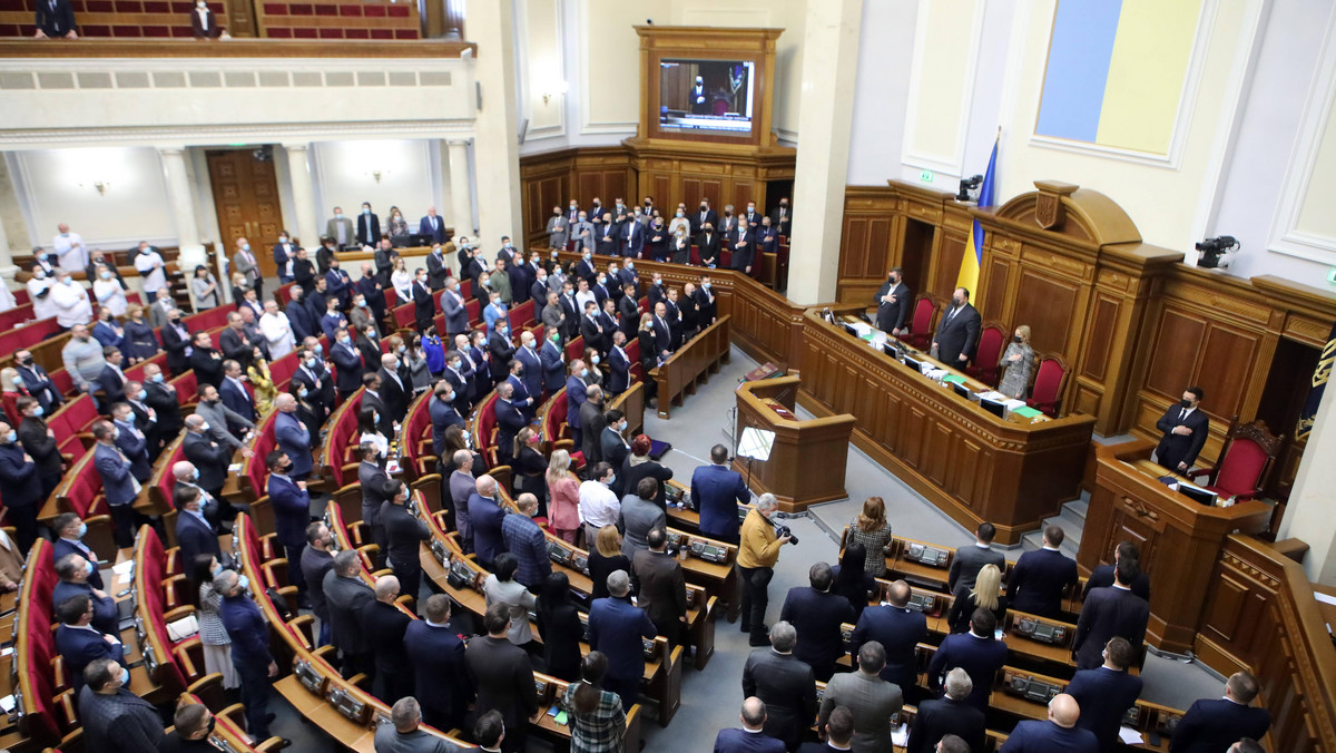 Natalia Korolewska i jej mąż Jurij Sołod ze zdelegalizowanej partii Opozycyjna Platforma - Za Życie zrzekli się mandatów Rady Najwyższej Ukrainy — przekazała Ukraińska Prawda, powołując się na swoje źródła w ukraińskim parlamencie. Według portalu Suspilne wniosek dotyczący rezygnacji złożył również inny deputowany tej partii, Ołeh Wołoszyn.