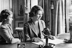 Księżniczki Elżbieta (z prawej) i Małgorzata w czasie transmisji radiowej z pałacu Buckingham, 1940 r.