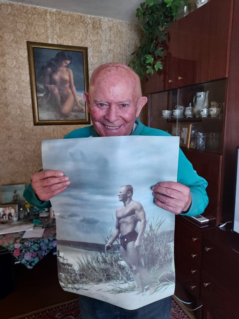 Radulski pokazuje narysowanego siebie sprzed 55 lat.