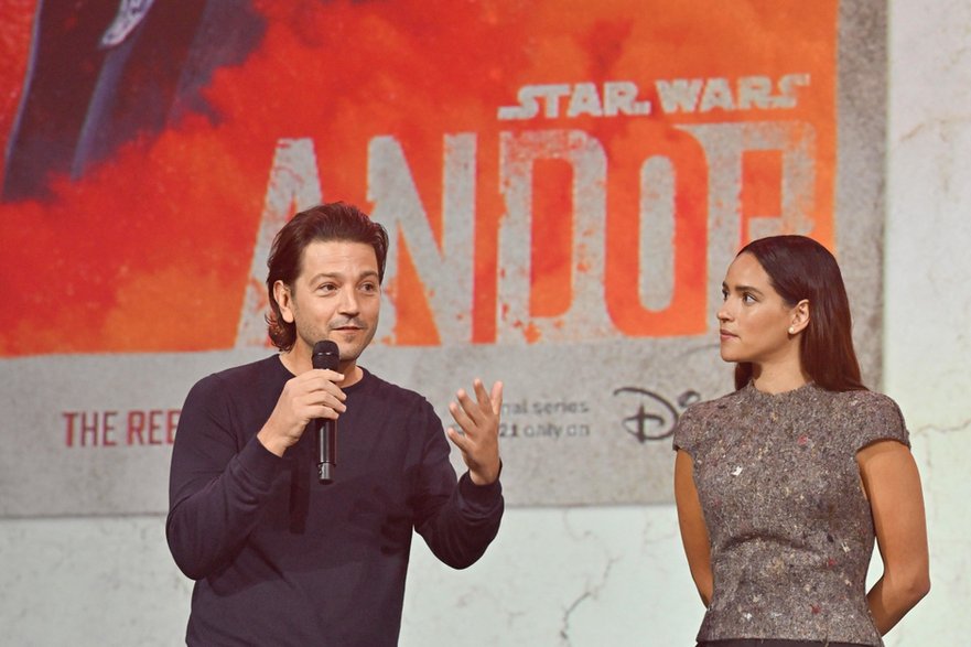 Diego Luna i Adria Arjona na D23 Expo