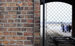 Sprawa uczennic "hajlujących" w b. Birkenau przekazana do Krakowa