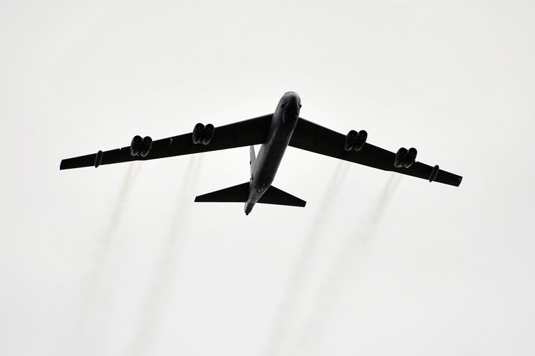 Amerykański bombowiec B-52, podczas ćwiczeń SABER STRIKE-15 na Poligonie Drawskim <br><br>fot. (mb/mr) PAP/Marcin Bielecki