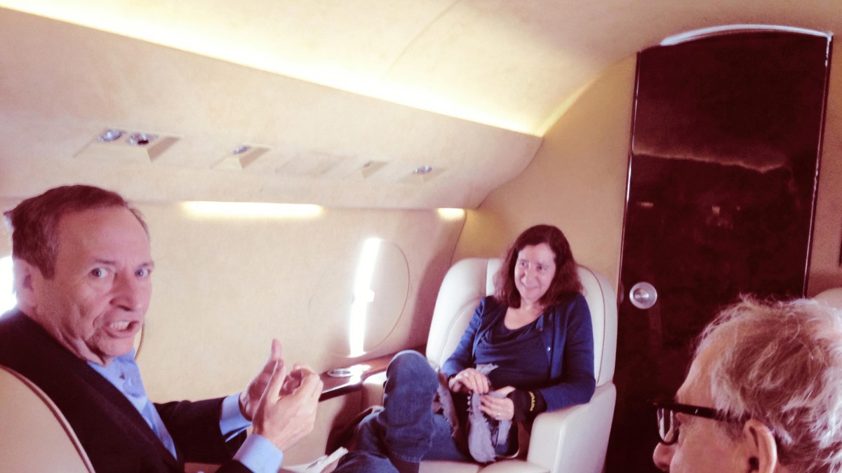 Lari Samers (levo) sa suprugom Elizom Nju i Vudijem Alenom u avionu