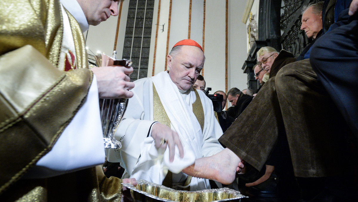 Wielki Czwartek to pierwszy dzień Triduum Paschalnego (według tradycyjnej rachuby) i równocześnie ostatni Wielkiego Postu. W Wielki Czwartek rozpoczyna się również ostatni etap przygotowań do świąt wielkanocnych. W czasie wieczornej liturgii wspomina się Ostatnią Wieczerzę oraz ustanowienie dwóch sakramentów: Eucharystii oraz Kapłaństwa. Dzień kończy się procesyjnym przeniesieniem Najświętszego Sakramentu do tzw. ciemnicy. W wielu kościołach adoracja w ciemnicy będzie trwała całą noc, aż do początku liturgii Wielkiego Piątku.