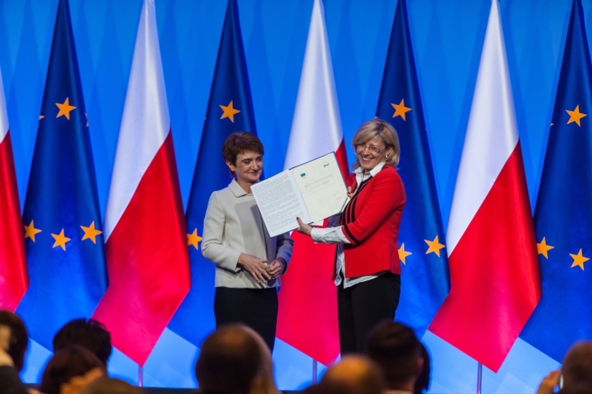 Komisarz ds. polityki regionalnej Corina Crețu wręczyła Marii Wasiak, szefowej resortu infrastruktury i rozwoju Umowę Partnerstwa i decyzje o akceptacji programów / fot. Ministerstwo Infrastruktury i Rozwoju