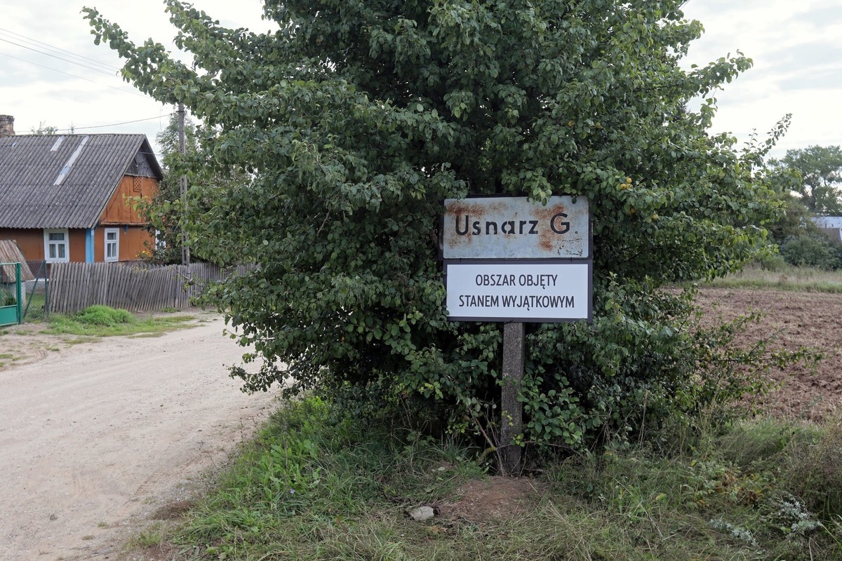 tablica informująca o stanie wyjątkowym