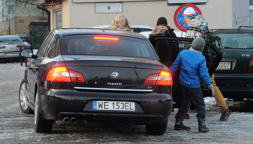 Szczurek wozi dzieci służbowyą limuzyną, a sam wlepia za to milionowe kary