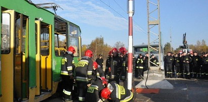 Strażacy wyciągali poszkodowanego spod tramwaju