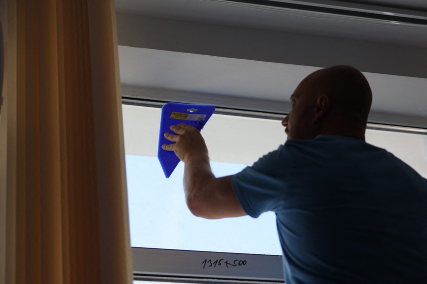 Postavljanje folija za prozore