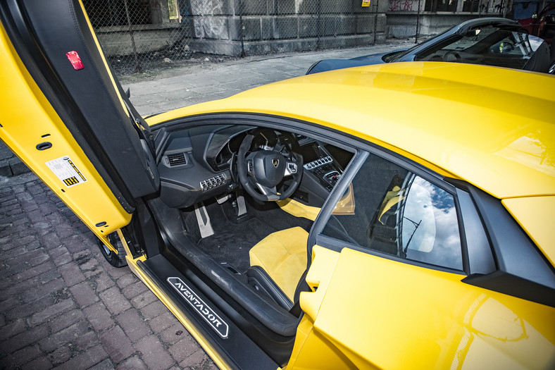 Lamborghini Aventador Coupe vs. Porsche 911 Tubo Cabrio