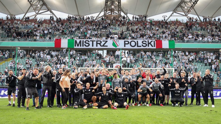 Po ostatnim gwizdku sędziego legioniści rozpoczęli fetowanie 14. tytułu mistrza Polski. Później świętowanie przeniosło się na wiślaną barkę.