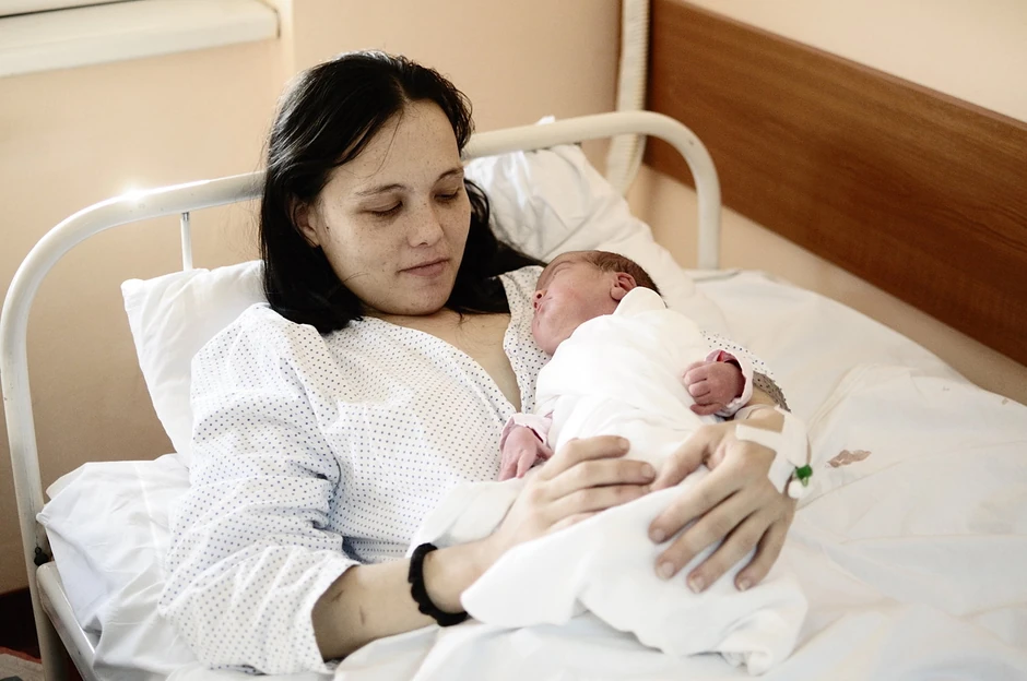 Maša Vladisavljević porodila se u autobusu uz pomoć Karoline Anđelković Karolina Anđelković, putnica u autobusu 403, postala je prvog dana 2014. silom prilika - babica. Pomogla je Maši Vladisavljević koja je usred vožnje počela da se porađa. Nisu smele da čekaju, a Karolina Anđelković porodila je Mašu Vladisavljević. Posle porođaja, stigli su lekari, presekli vrpcu i zbrinuli majku i bebu. Karolina je očistila krvavu jaknu i - otišla na posao.