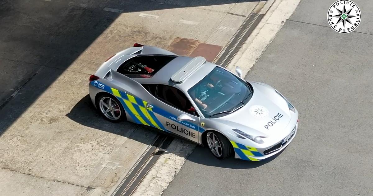  Wcześniej jeździli nim przestępcy. Czescy policjanci ujawnili, ile wydają na Ferrari