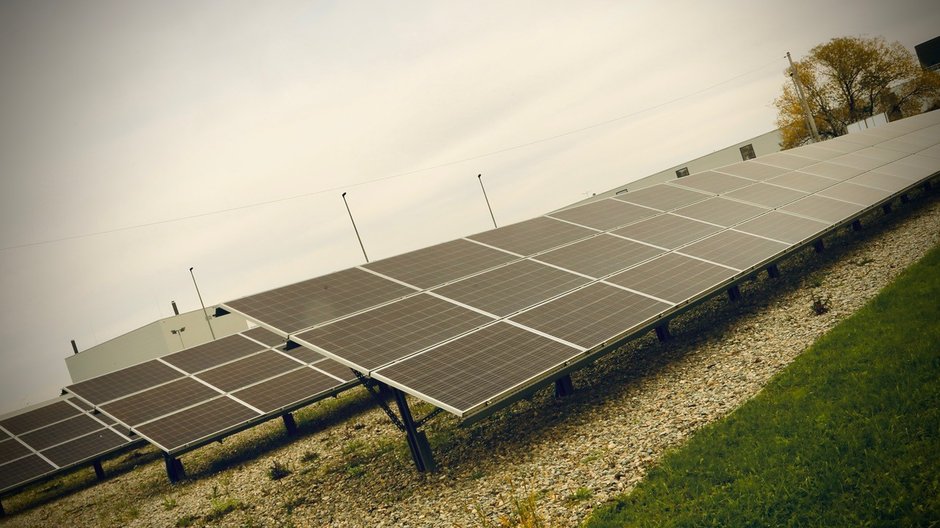 Panele fotowoltaiczne będące częścią niepołomickiej spółdzielni energetycznej. Gmina planuje wybudowanie elektrowni PV, która zwiększy wydajność dotychczasowej infrastruktury i pozwoli poszerzyć spółdzielnię o kolejne podmioty