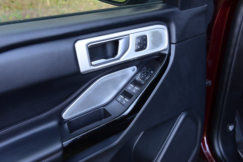 Ford Explorer 3.0 V6 Plug-in Hybrid - wnętrze wykończone jest z użyciem dobrej jakości materiałów. Przykładowo, boczki drzwi obito skórą. Nic tu nie trzeszczy, przynajmniej w nowym egzemplarzu.