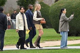 Nju nismo videli na modnoj pisti 100 GODINA i svi su mislili da je prošetala u NAJDOSADNIJOJ HALJINI IKADA, a kad se okrenula - SVE JE SEVNULO! Ovo je je nova verzija GOLE HALJINE