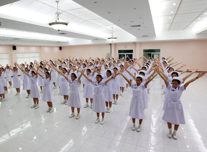 Tańczące pielęgniarki w Tajlandii