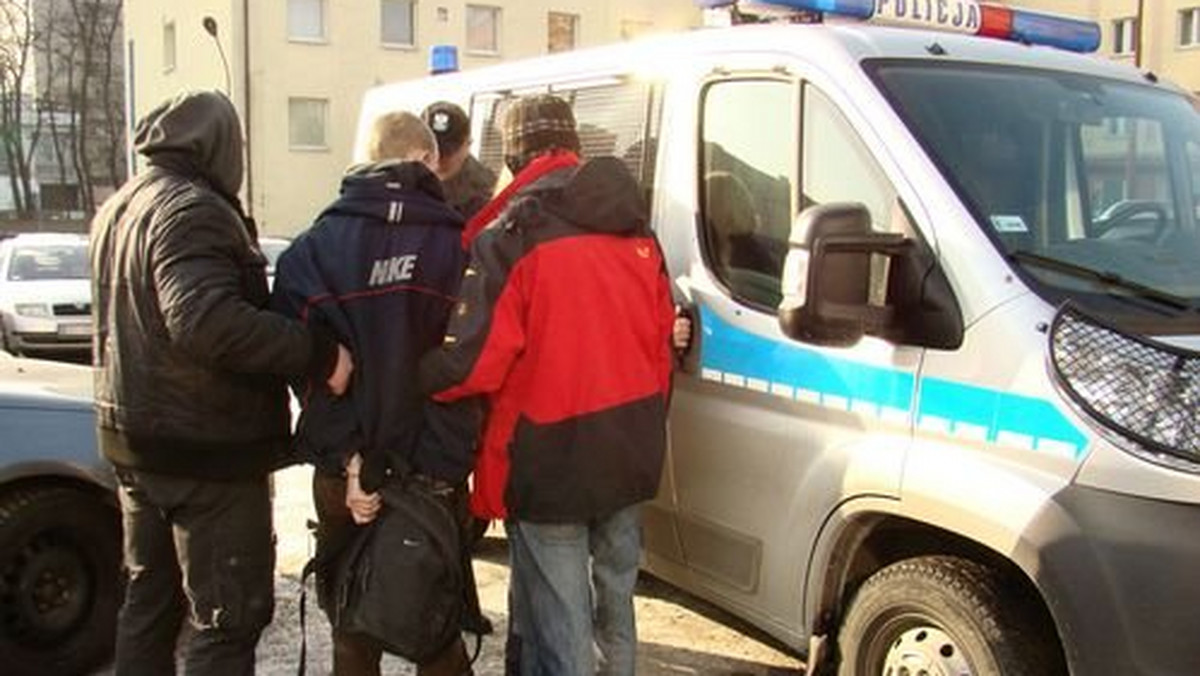 Policjanci z Łodzi wytypowali i zatrzymali dwóch mężczyzn, którzy w lutym br. aż sześć razy napadli na mieszkańców Łodzi. Ofiarami sprawców były zwykle osoby w podeszłym wieku, a ich łupem padały pieniądze i dokumenty.