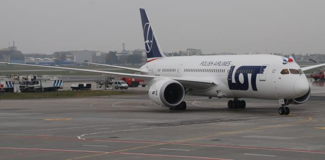 Boeing 787 Dreamliner na lotnisku Chopina w Warszawie