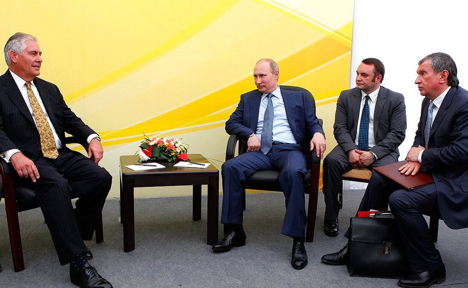 2012 r., Szef ExxonMobil i późniejszy sekretarz stanu Rex Tillerson podczas rozmów z Władimirem Putinem i Igorem Sieczinem, prezesem Rosnieftu.