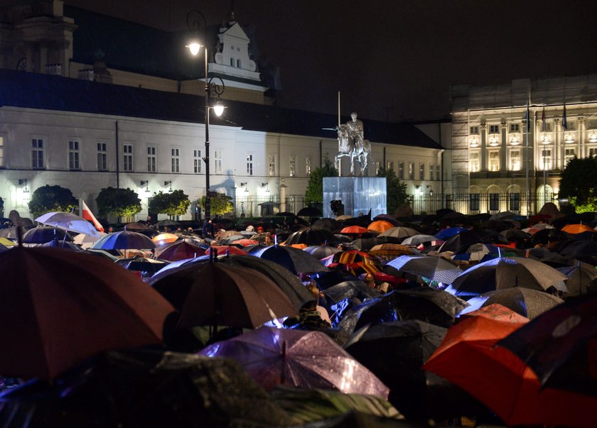 Manifestacja przed Pałacem Prezydenckim