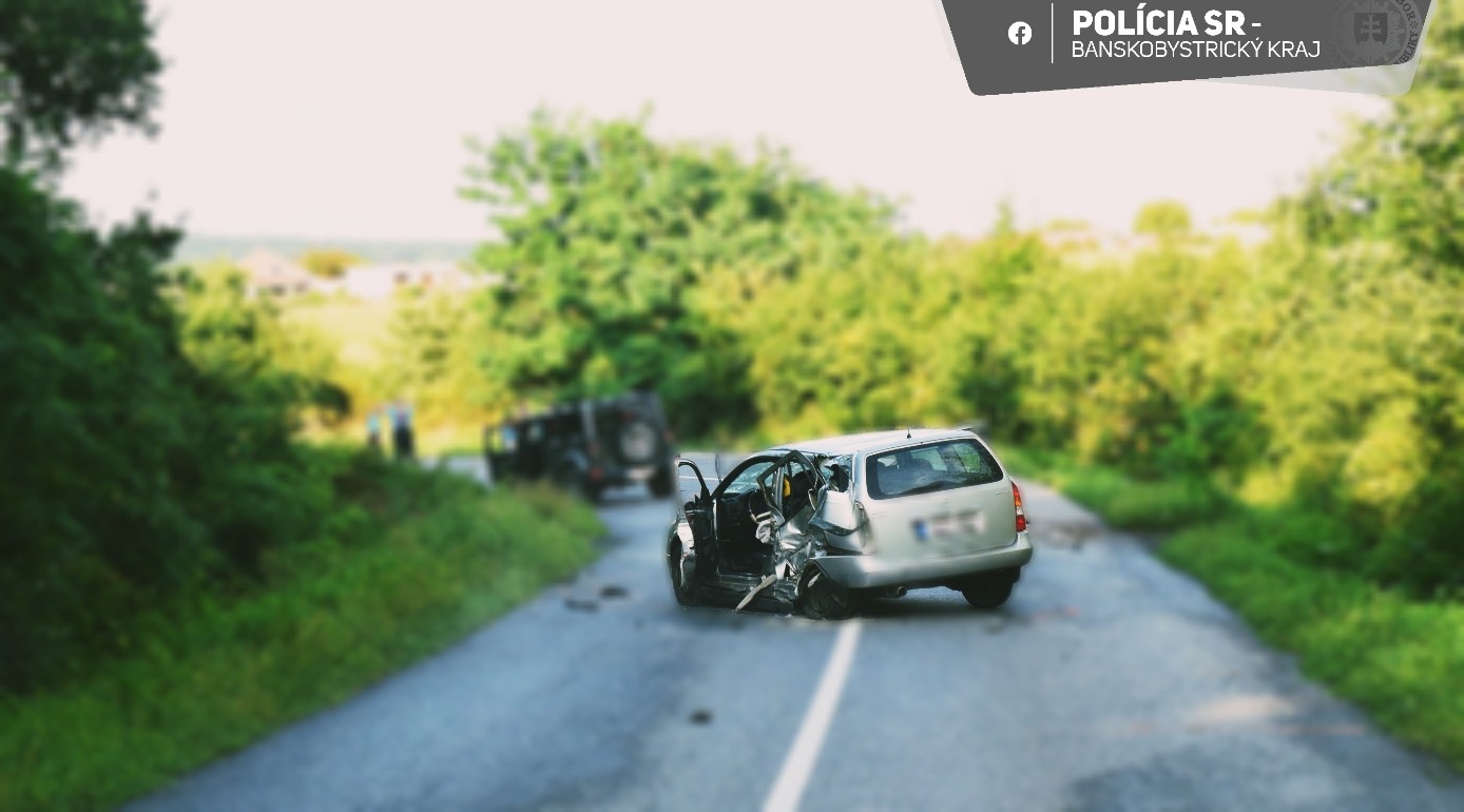 Dopravná nehoda pri Lučenci si vyžiadala život 20-ročného spolujazdca.