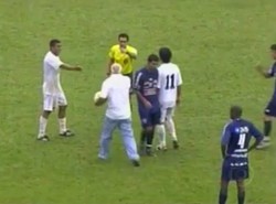 Zobacz, jak wściekły trener pobił sędziego