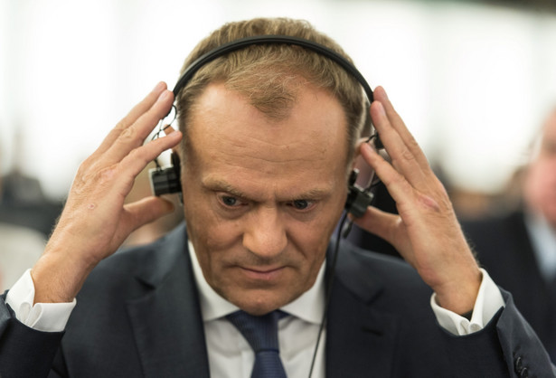 Tusk ostrzega: Fala uchodźców może stać się narzędziem w wojnie hybrydowej . WIDEO