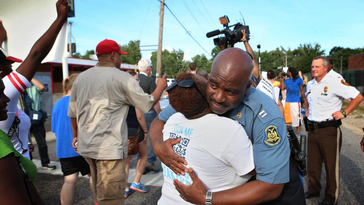 Kapitan Ron Johnson z policji w St. Louis w Missouri przytula jedną z protestujących. Fot. David Carson/TNS/ZUMA Wire/Newspix.pl