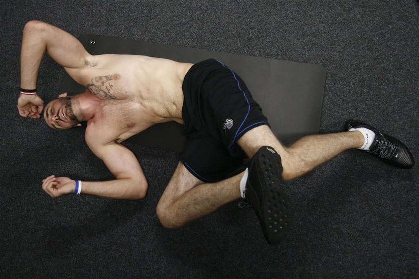 Marcin Gortat ćwiczy na siłowni ze swoimi ochroniarzami