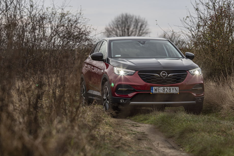 Hybryda plug-in, jaką jest Opel Grandland X Hybrid4 daje dużą niezależność. Możesz wybrać czy korzystasz z napędu elektrycznego, czy hybrydowego. Wyjazd na weekend za miasto? Oczywiście!