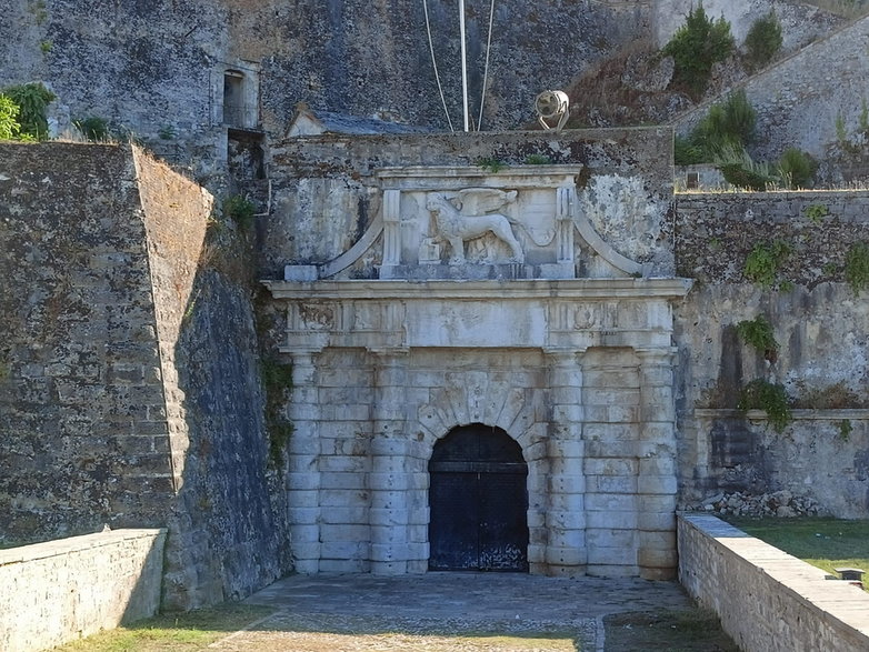 Brama w Nowym Forcie z charakterystycznym symbolem Wenecjan - Lwem