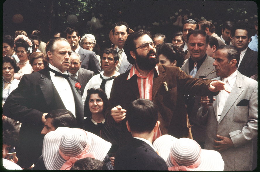 Francis Ford Coppola (po prawej) udziela wskazówek Marlonowi Brando podczas kręcenia sceny ślubu, w której reżyser chciał pokazać „imponującą siłę” dona Corleone.