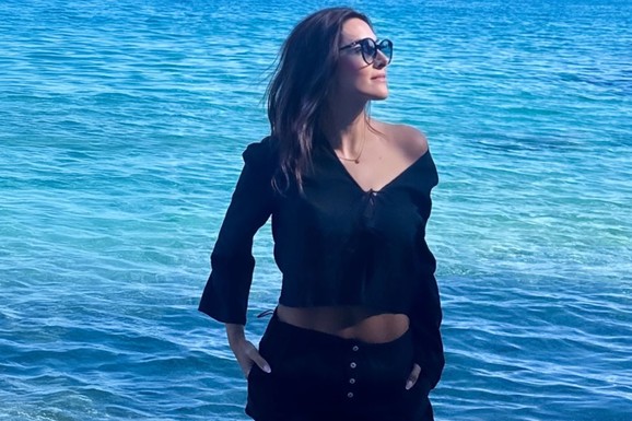 OBUKLA PLITAK ŠORTS I OTRKILA JEDNO RAME Poznata voditeljka pokazala perfektnu figuru i zategnut stomak: Pozira u moru i nema ko se nije okrenuo za njom