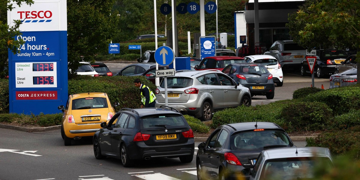 Kolejka aut do stacji benzynowej przy markecie Tesco w Camberley, w Wielkiej Brytanii