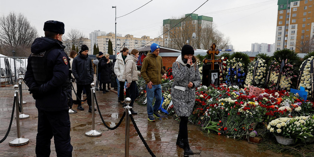 Żałobnicy przy grobie Aleksieja Nawalnego