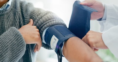 Dodatkowy zasiłek 215 zł miesięcznie dla osób z nadciśnieniem. Nie zależy od dochodu, kiedy potrzebne orzeczenie?