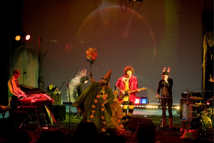 ...na scenie warszawskiego Teatru na Woli wyczarował wielką multimedialną łąkę...