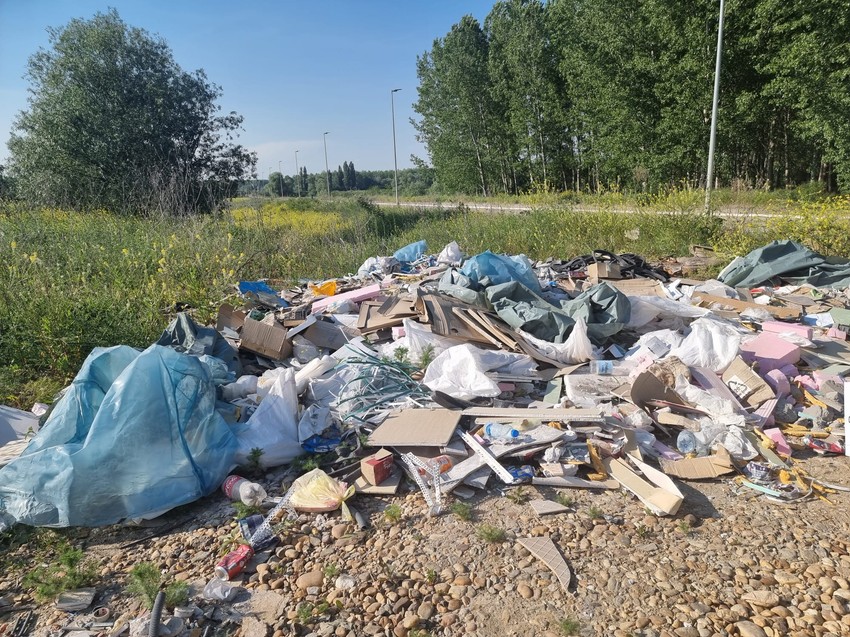 Deponija u blizini bare Reva