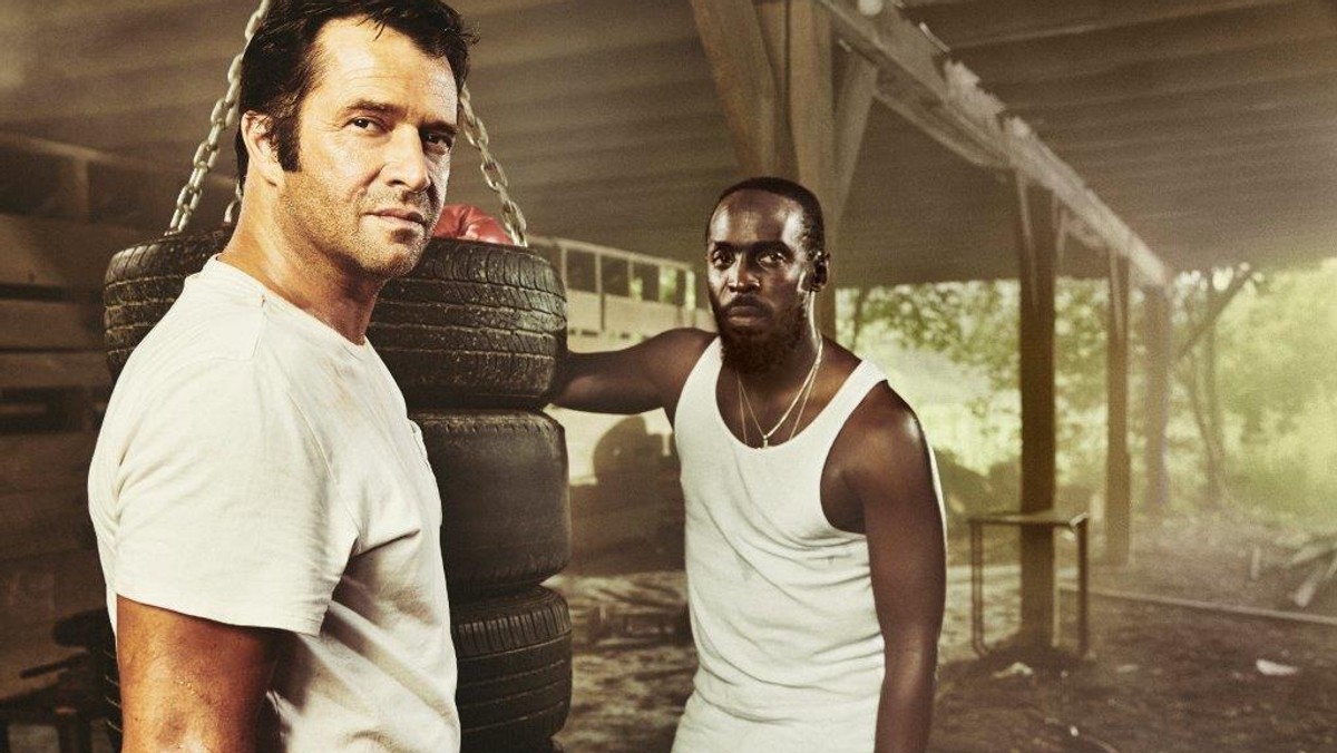 W czwartek, 1 września o godz. 21:00 na kanale AMC odbędzie się polska premiera pierwszego odcinka serialu "Hap i Leonard". Rozgrywający się pod koniec lat 80. obraz to czarna komedia w niezwykły sposób łącząca ironiczne poczucie humoru, sensację i thriller. W sześcioodcinkowej produkcji opartej na serii książek Joego Lansdale’a występują James Purefoy, Michael Kenneth Williams i Christina Hendricks. Kolejne odcinki serialu emitowane będą na AMC w każdy czwartek o godz. 21:00.