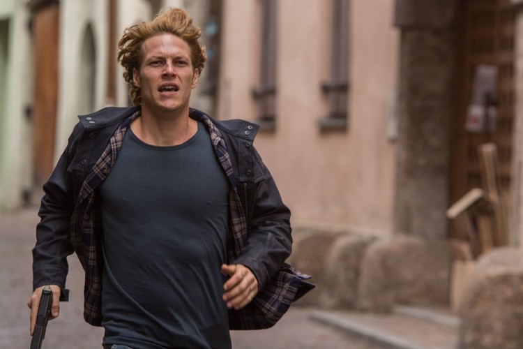 Luke Bracey jako Johnny
