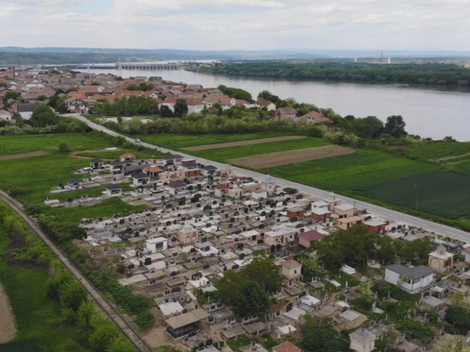 Groblje u Srbiji prenerazilo naciju: Ovde ne kopaju rake, već zidaju vile