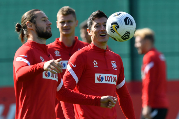 Piłkarze reprezentacji Polski Robert Lewandowski (P) i Grzegorz Krychowiak (L) podczas treningu kadry w Warszawie