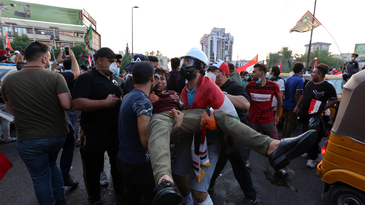 Trwające od miesiąca protesty w Iraku pociągnęły za sobą w środę śmierć trzech osób. Zginęło dwóch demonstrantów, którzy usiłowali wedrzeć się do dzielnicy rządowej, a gdy w kierunku tej dzielnicy wystrzelono dwie rakiety, śmierć poniósł policjant.