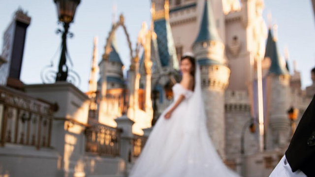 Egy Disneyland-dolgozó tönkretett egy lánykérést: odarohant a vőlegényhez, és elvette tőle a gyűrűt 